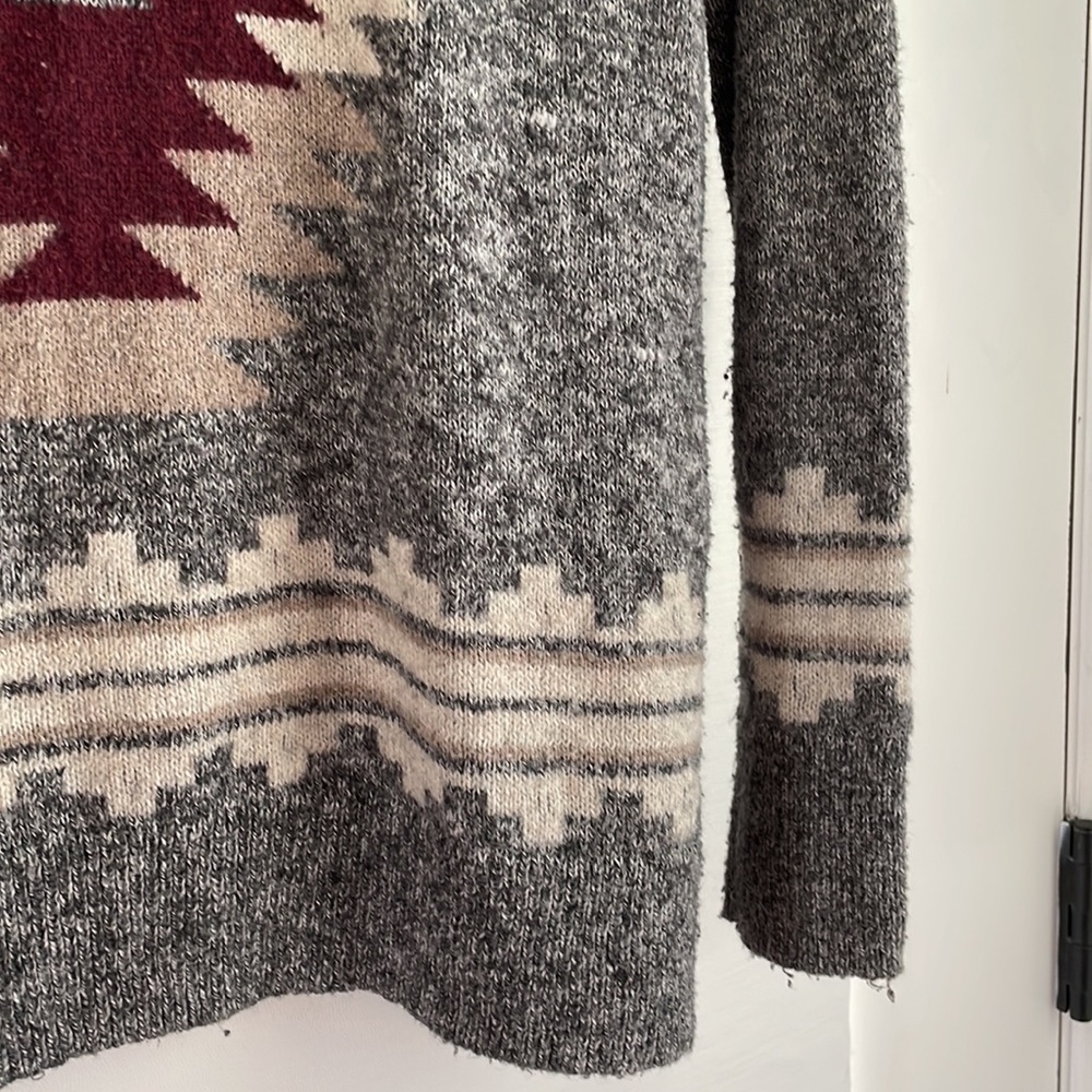 Hollister Sweater size medium. Tub5 - Picture 5 of 6